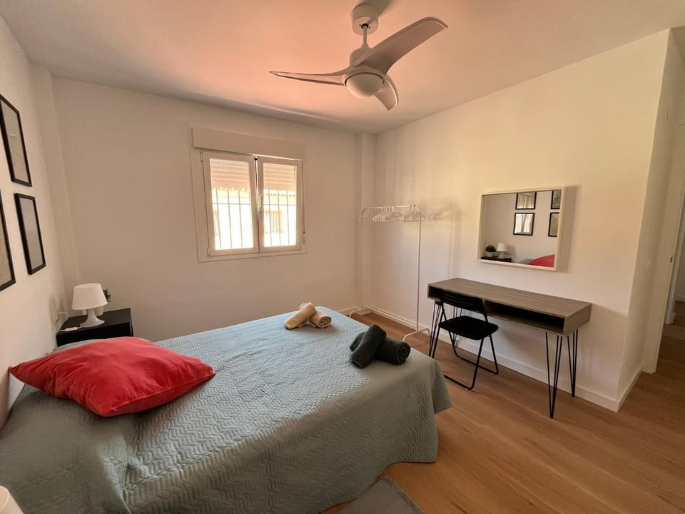 Bed, TV and multimedia, Photo of the whole room, Bedroom