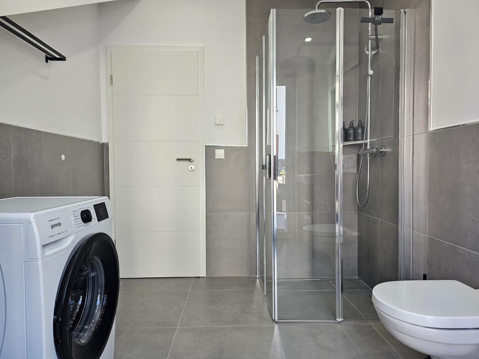 Shower, Toilet, Bathroom, washing machine