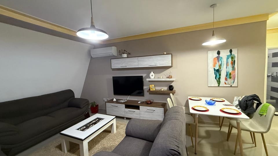TV and multimedia, Living room, Seating area, air conditioner