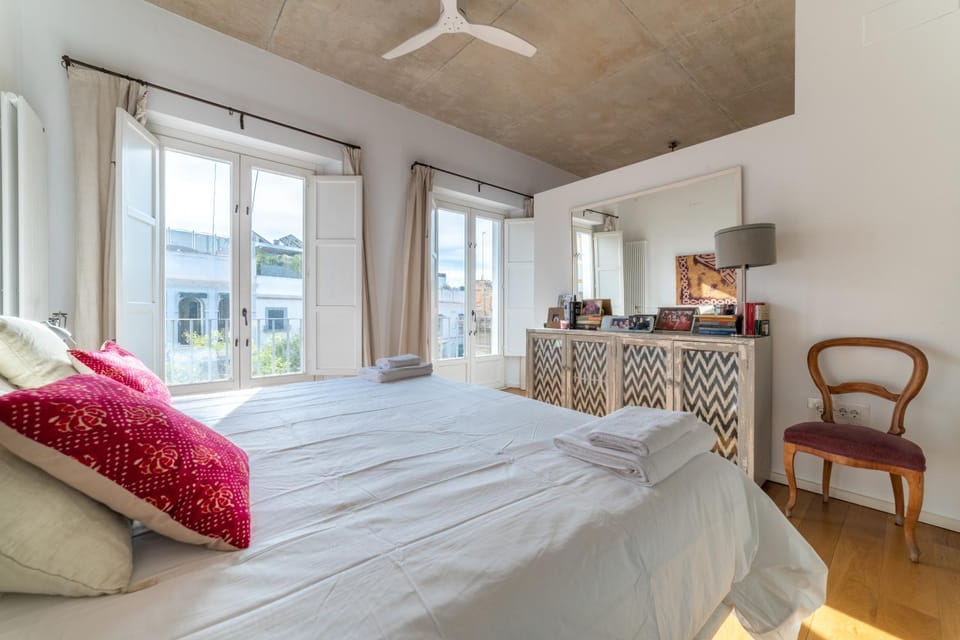 Bed, Photo of the whole room, Bedroom, towels