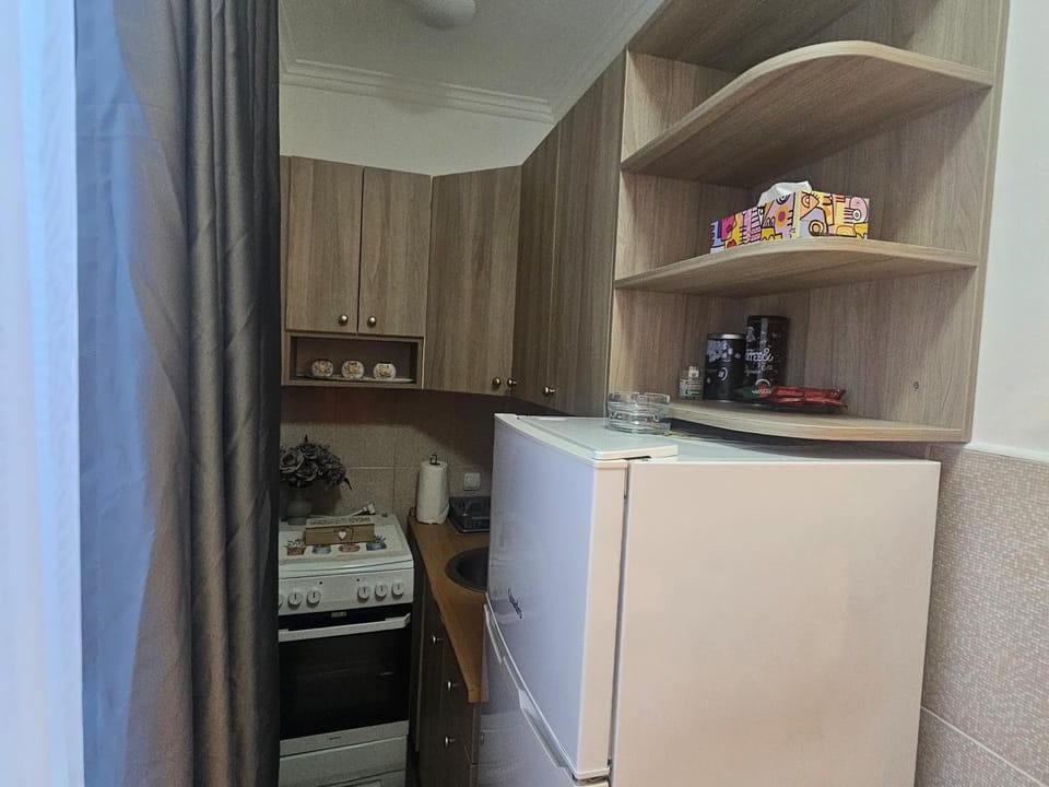 Coffee/tea facilities, Kitchen or kitchenette, oven, stove