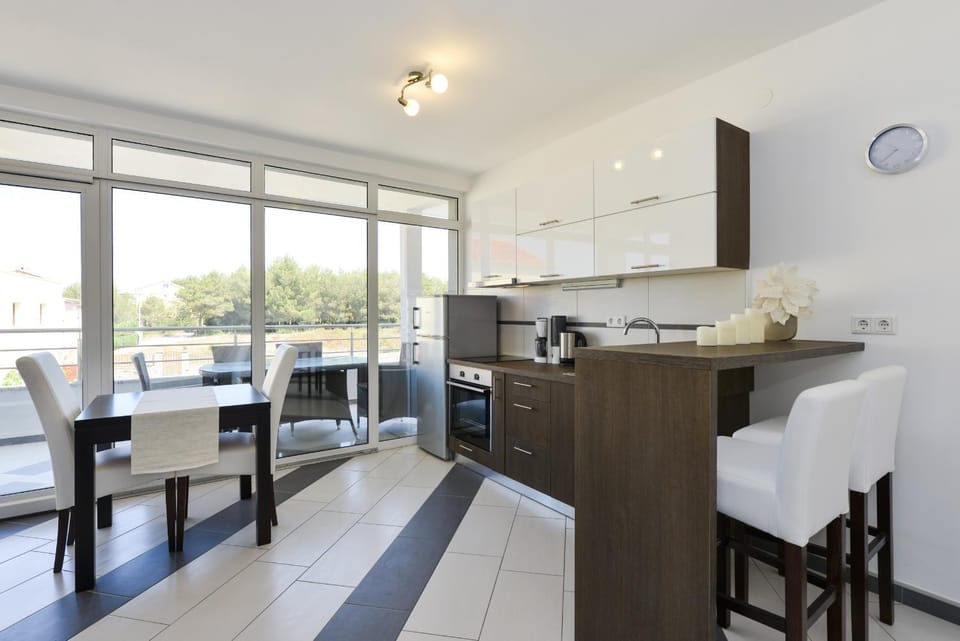 Kitchen or kitchenette, Dining area