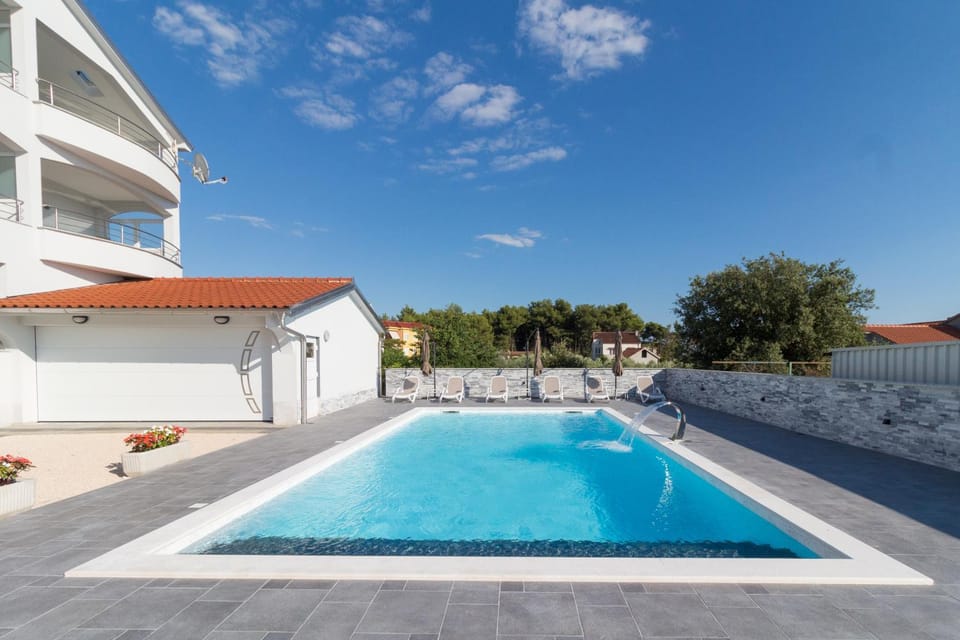 Property building, Day, Swimming pool, sunbed