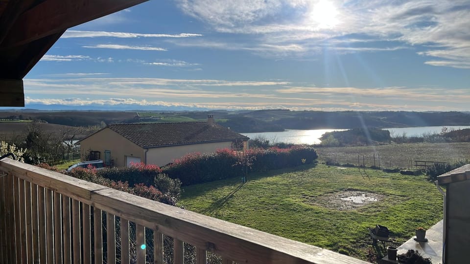 Cottage atypique avec piscine & accès au lac 6 personnes Bed and Breakfast in Occitanie