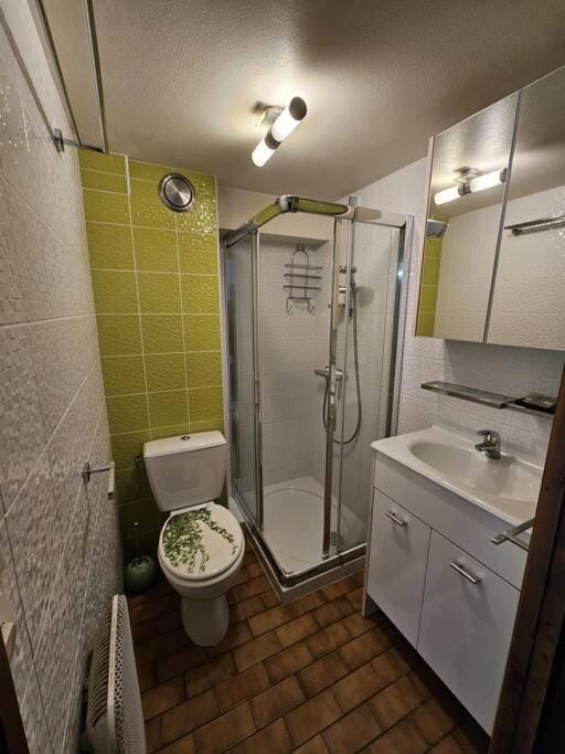 Shower, Toilet, Bathroom