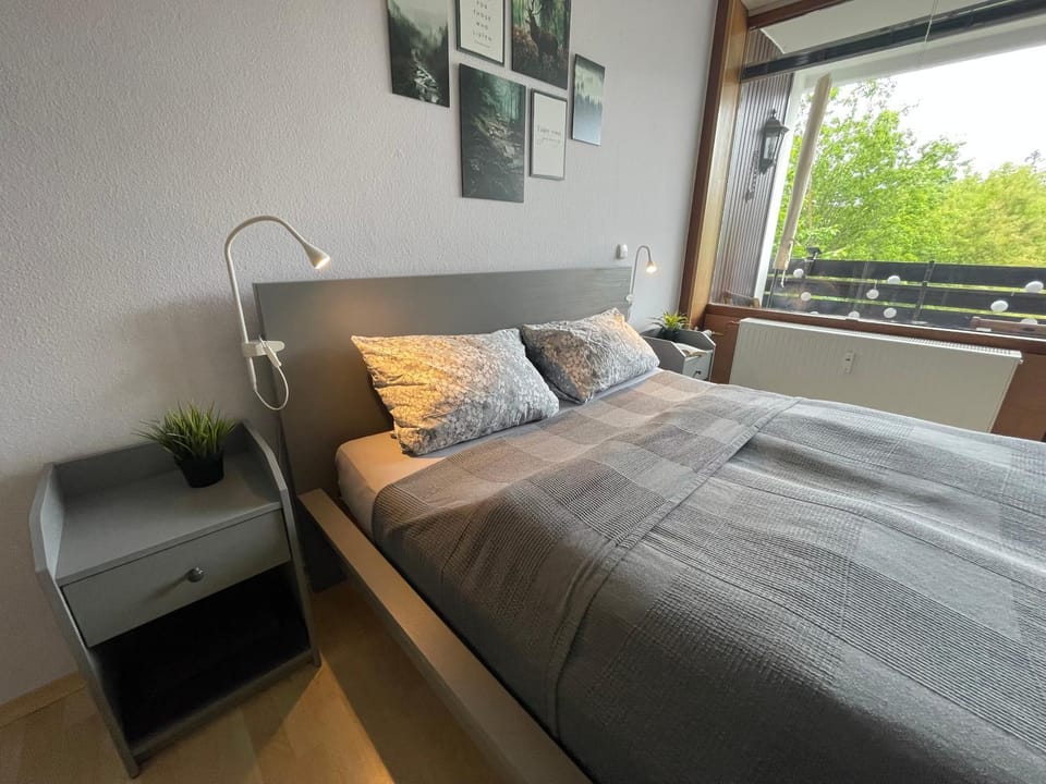 Bed, Seating area, Bedroom