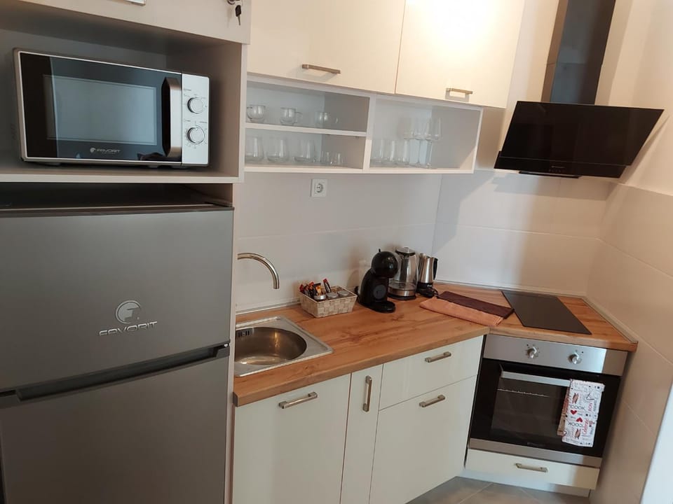 Coffee/tea facilities, Kitchen or kitchenette, oven, stove, toaster