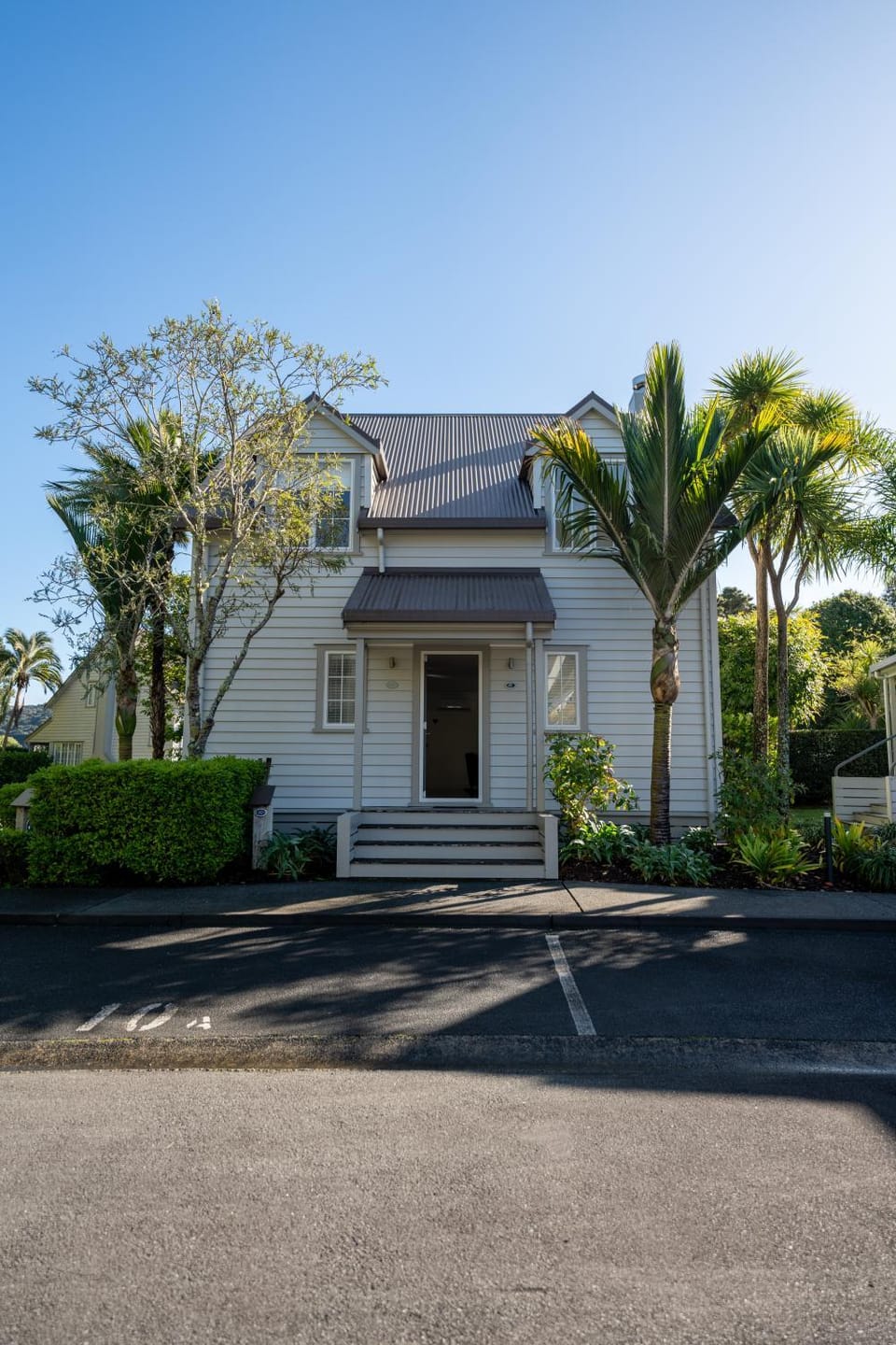 Property building, Garden, Parking