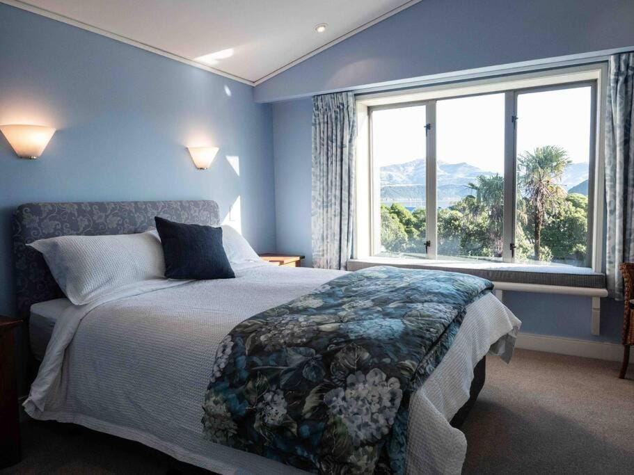 Bed, Photo of the whole room, Bedroom, Mountain view, Sea view