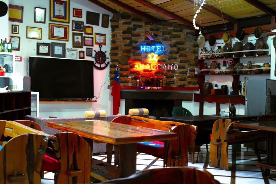 Restaurant/places to eat, Communal lounge/ TV room, Living room, Dining area