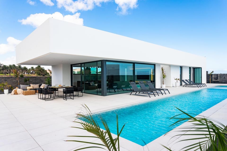Property building, Pool view, Swimming pool, sunbed