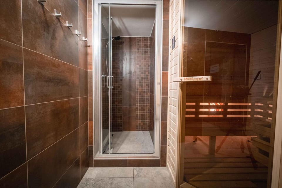 Shower, Sauna, Bathroom, Spa and wellness centre/facilities