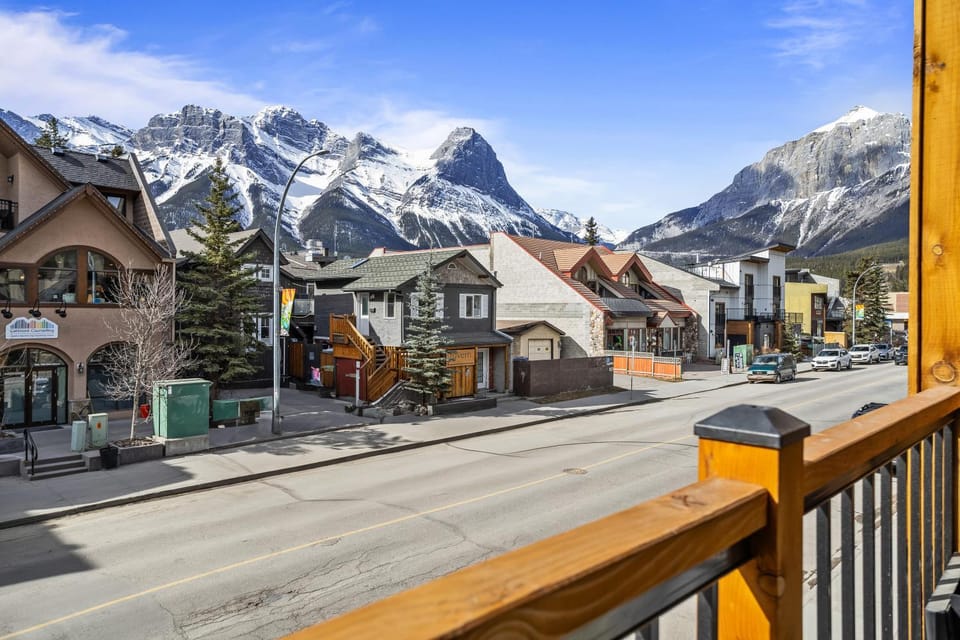 T202 BRAND NEW! The Mountain's Call- Mountain View Stay Apartment in Canmore