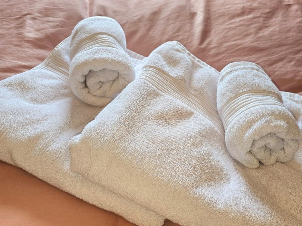 Bed, towels