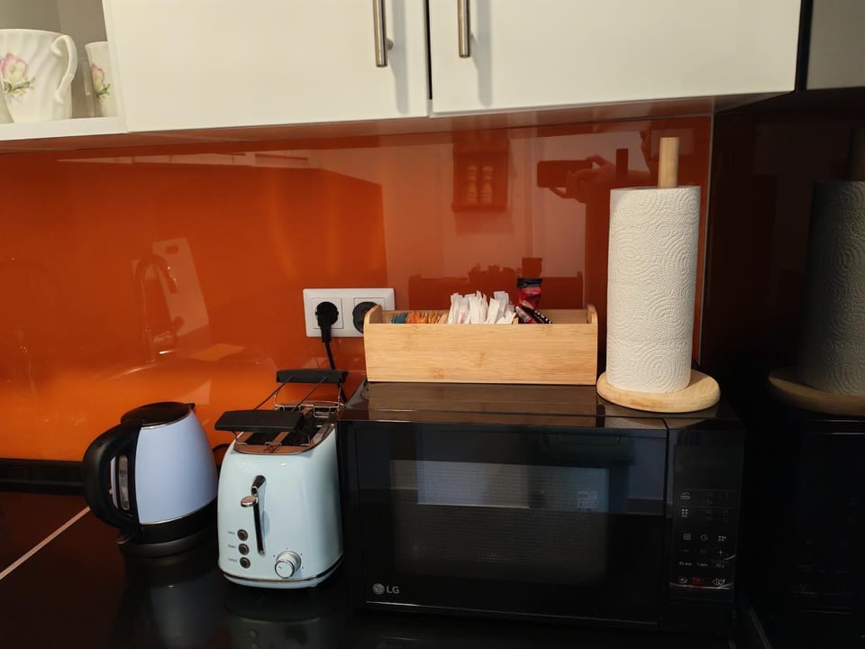 Coffee/tea facilities, Kitchen or kitchenette, microwave, toaster