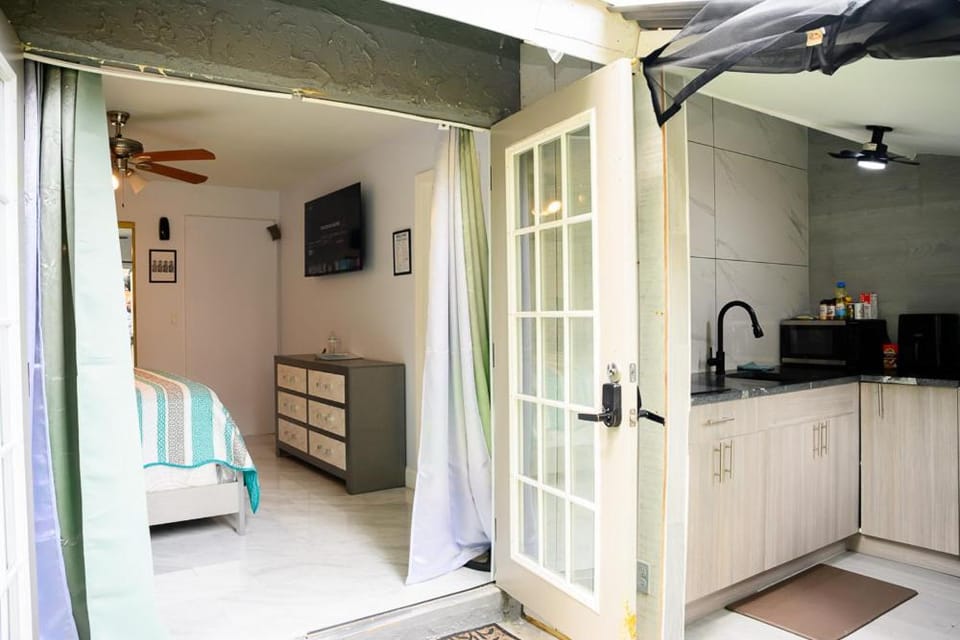 Modern Private Studio w-Kitchen-Near Beach N-Dining FIFA World Cup Ready Vacation rental in North Lauderdale