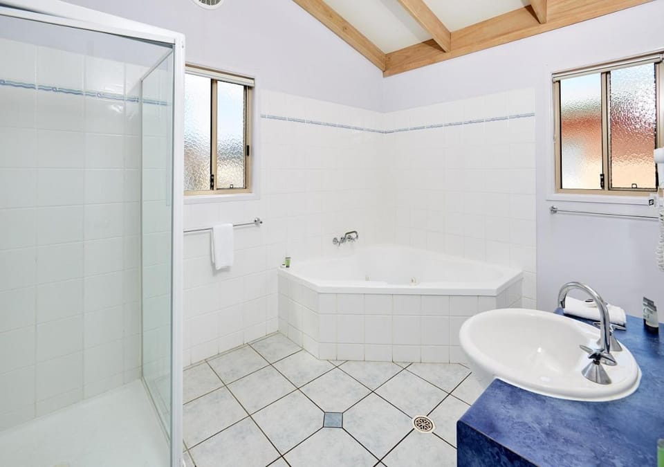Hot Tub, Bathroom