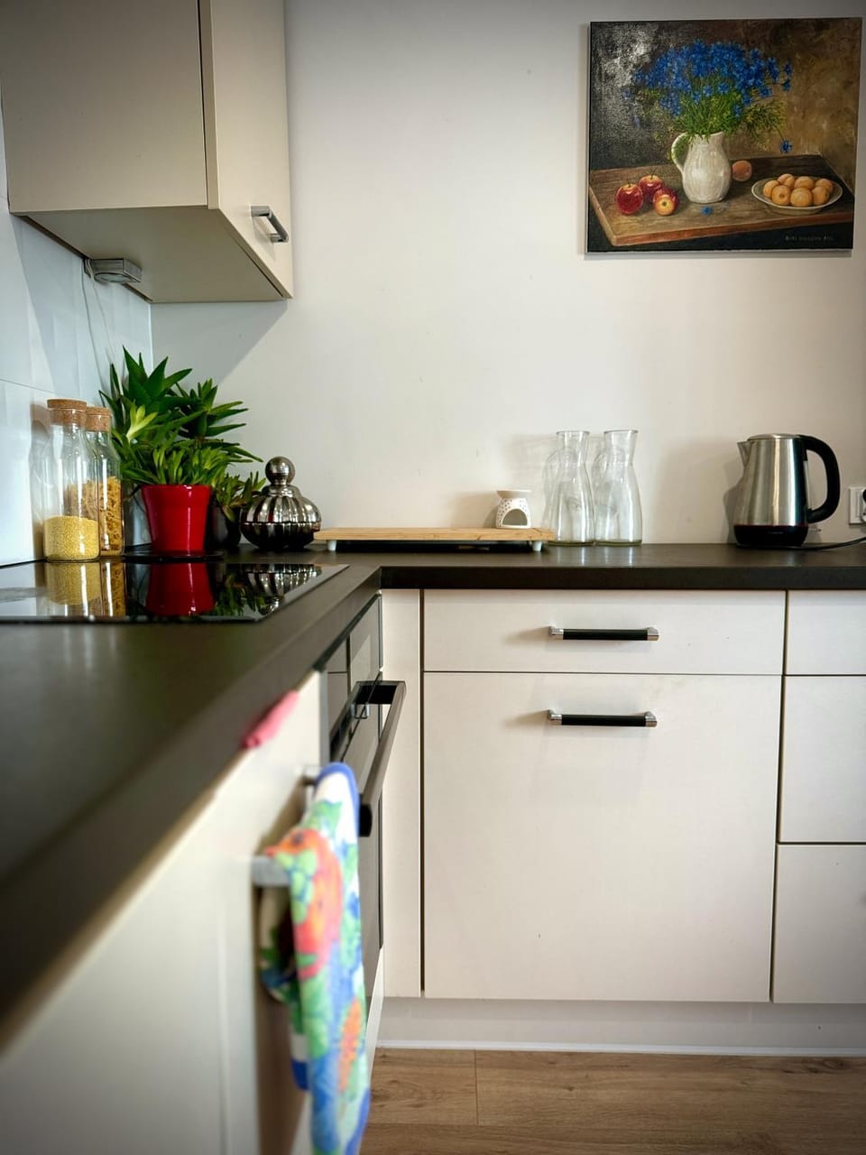 Coffee/tea facilities, Kitchen or kitchenette, Decorative detail, Decorative detail, dishwasher, pet friendly, stove, toaster, toaster
