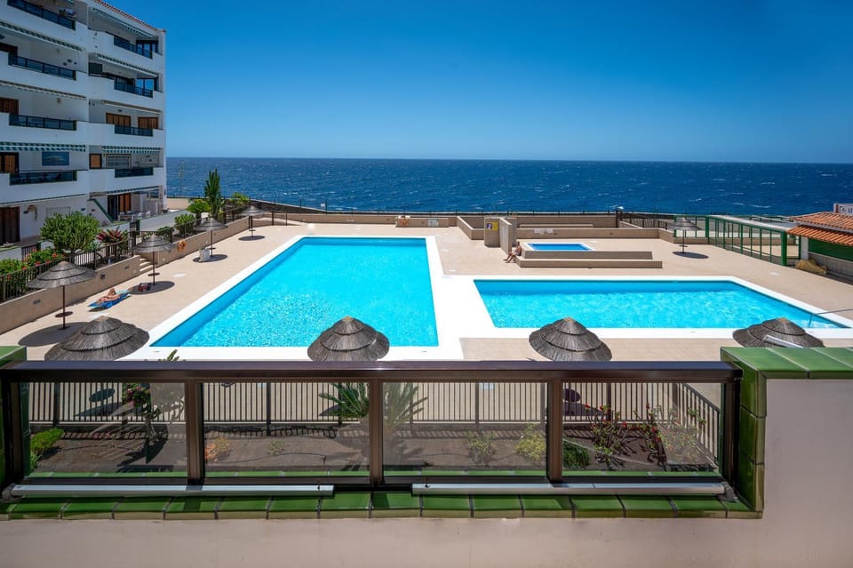 Balcony/Terrace, Pool view, Sea view, Swimming pool, Swimming pool, sunbed