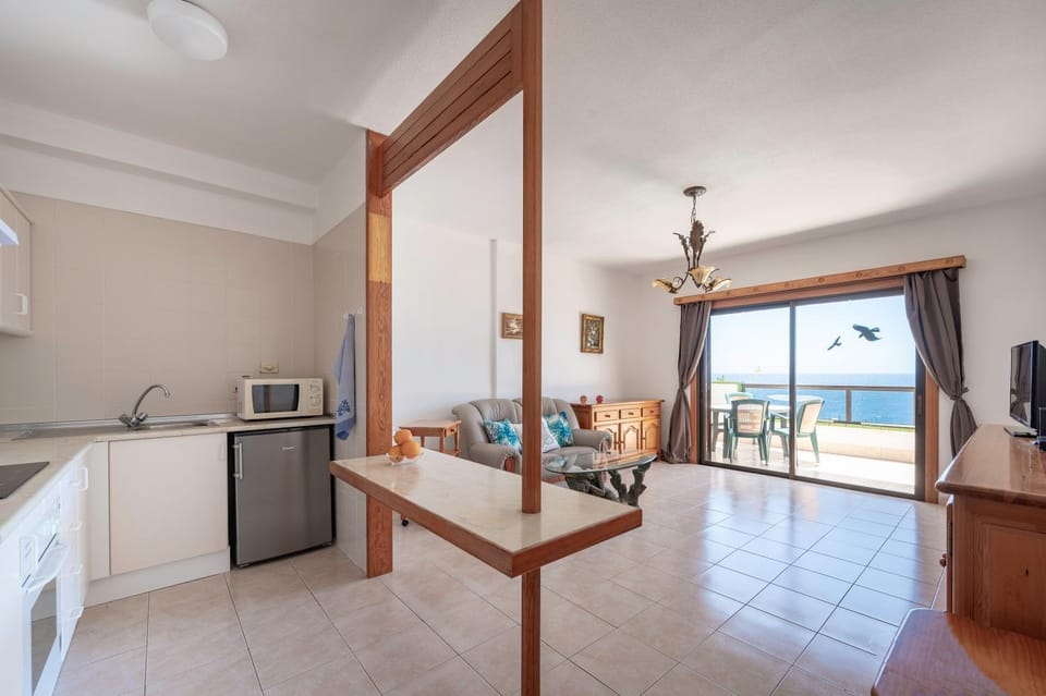 Kitchen or kitchenette, Dining area, oven