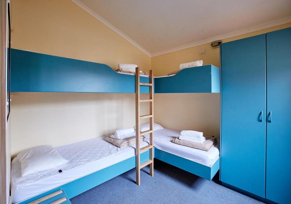 Bedroom, bunk bed