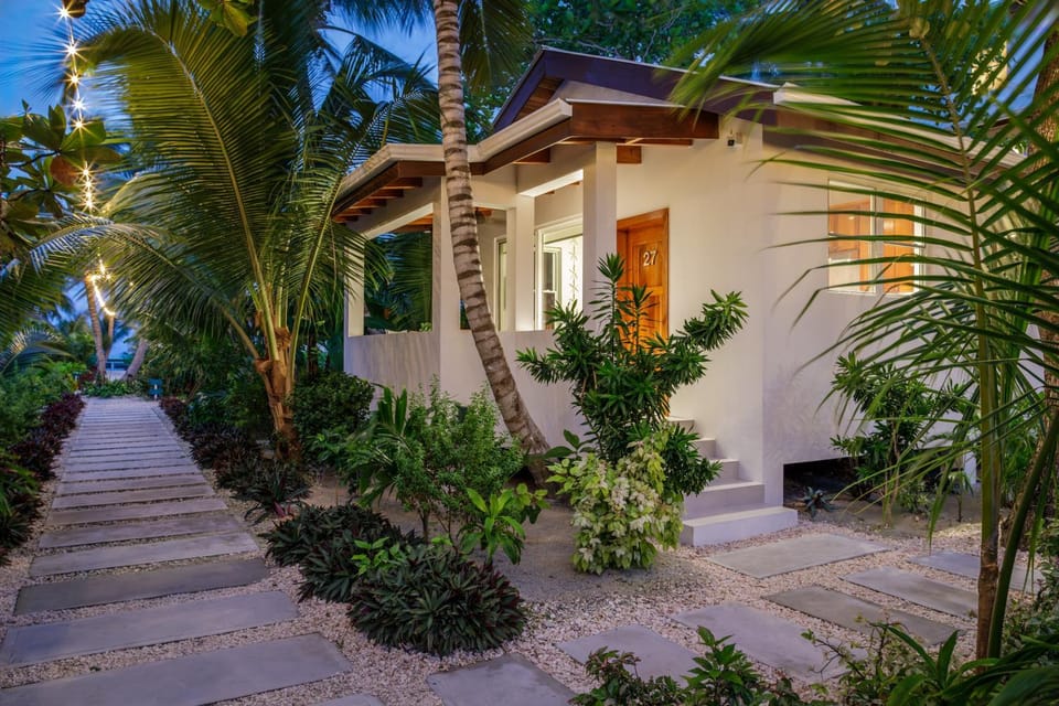 Weezie's Ocean Front Hotel and Garden Cottages Hotel in Belize District