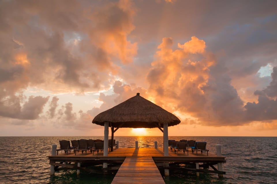 Weezie's Ocean Front Hotel and Garden Cottages Hotel in Belize District
