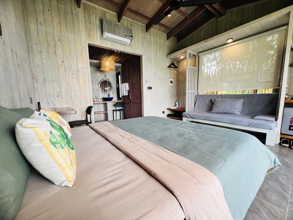 Bed, Living room, Photo of the whole room, Bedroom