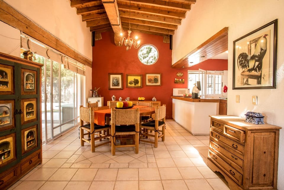 Kitchen or kitchenette, Seating area, Dining area