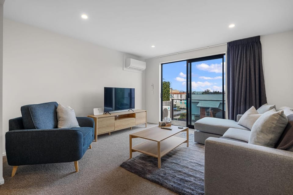 TV and multimedia, Living room, Seating area, Evening entertainment