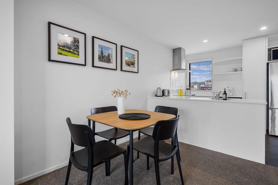 Kitchen or kitchenette, Dining area, oven