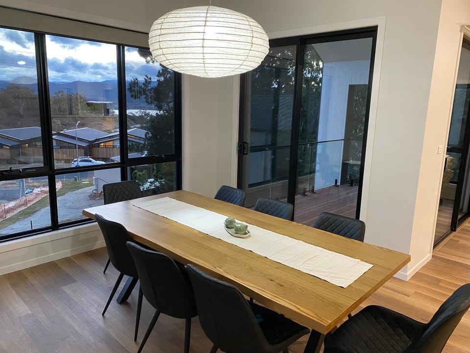 Jindabyne House 2, Modern 3 bedroom home, lake & mountain views with fireplace House in East Jindabyne