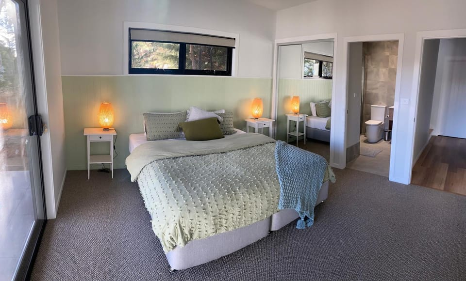 Jindabyne House 2, Modern 3 bedroom home, lake & mountain views with fireplace House in East Jindabyne