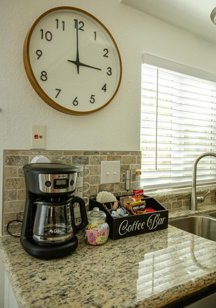 Coffee/tea facilities, Kitchen or kitchenette, kitchen, kitchen