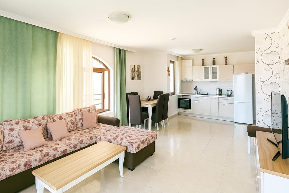 TV and multimedia, Kitchen or kitchenette, Living room, Seating area, Dining area, stove