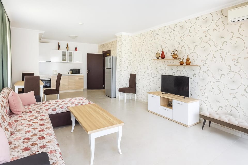 Communal lounge/ TV room, TV and multimedia, Kitchen or kitchenette, Living room, air conditioner