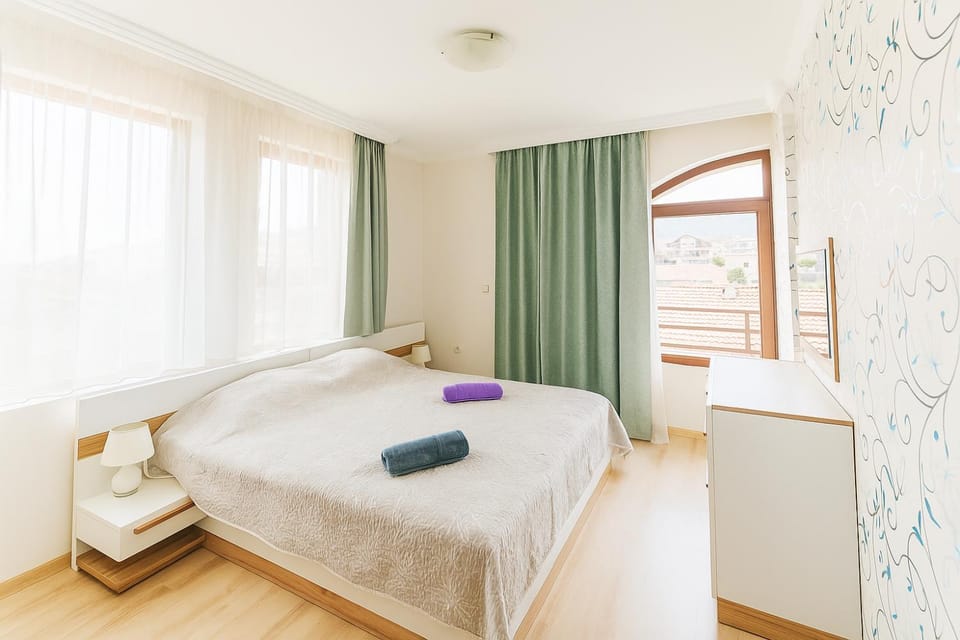 Bed, Bedroom, towels