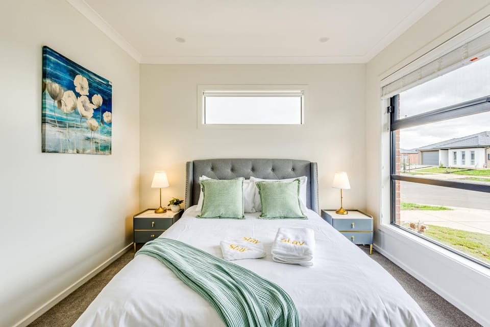 Bed, Photo of the whole room, Bedroom, towels
