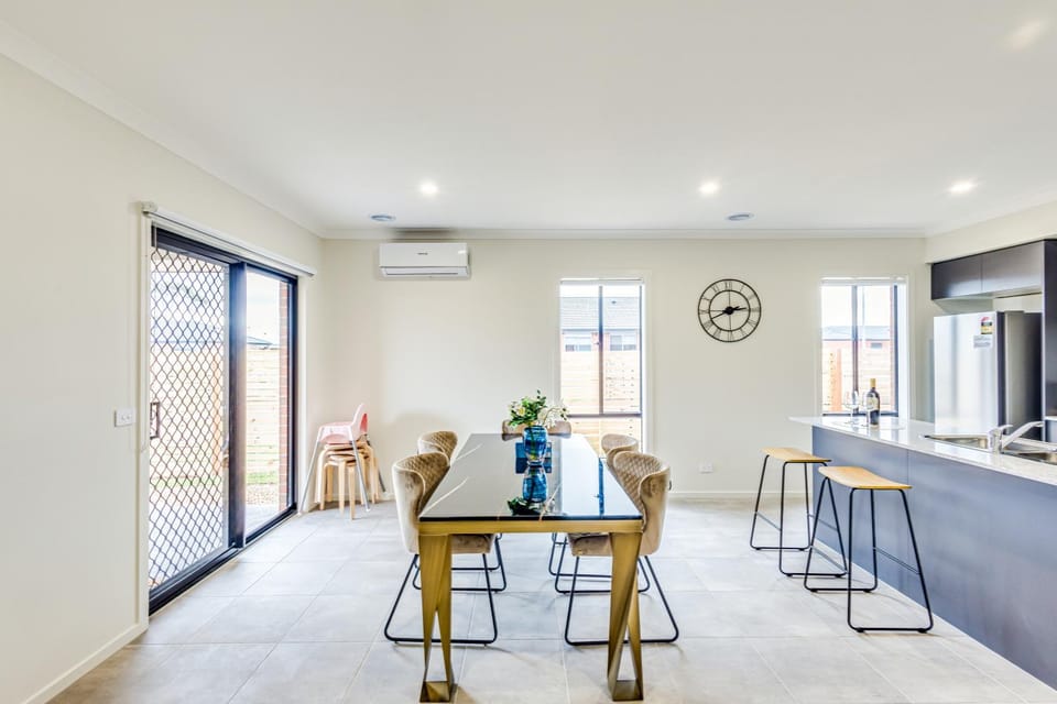 Kitchen or kitchenette, Seating area, Dining area, air conditioner