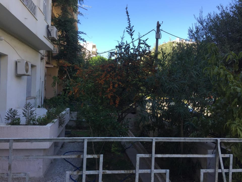 Simple & Spacious - Shared Accomodation Apartment in Kallithea