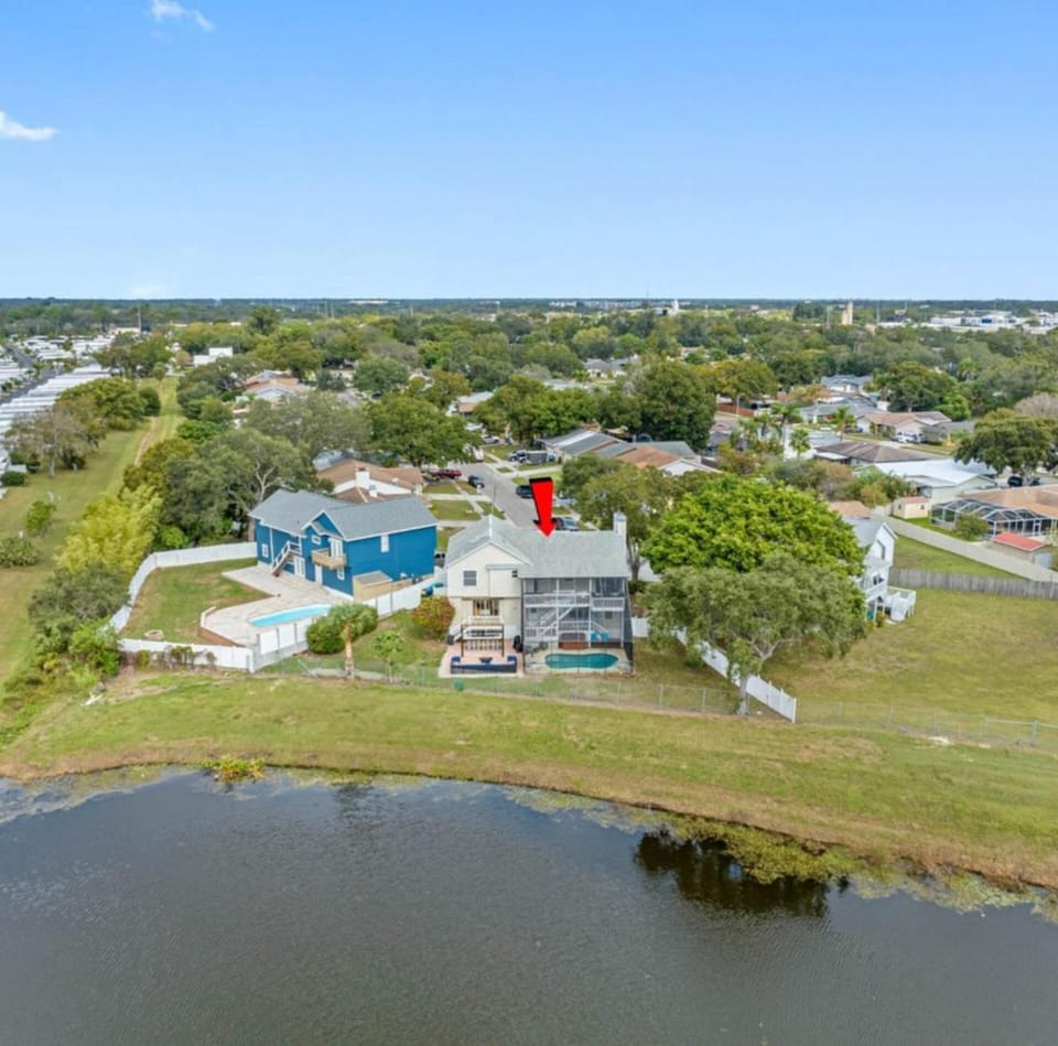 6BR Waterfront • Heated Pool • Hot Tub • Game Room Villa in Largo