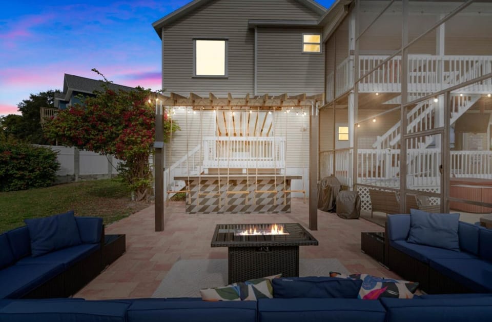 6BR Waterfront • Heated Pool • Hot Tub • Game Room Villa in Largo