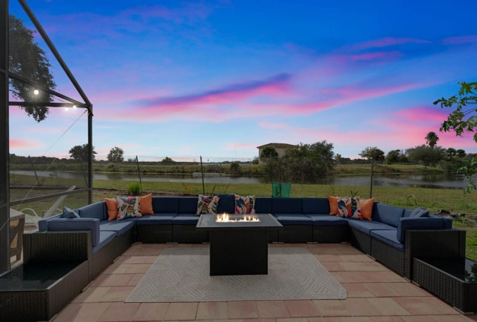 6BR Waterfront • Heated Pool • Hot Tub • Game Room Villa in Largo