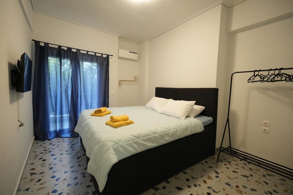 Bed, TV and multimedia, Photo of the whole room, Bedroom, towels, air conditioner