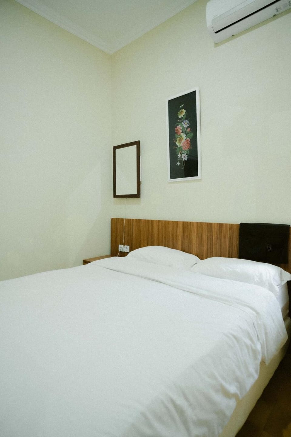 Bed, Photo of the whole room, Bedroom, air conditioner