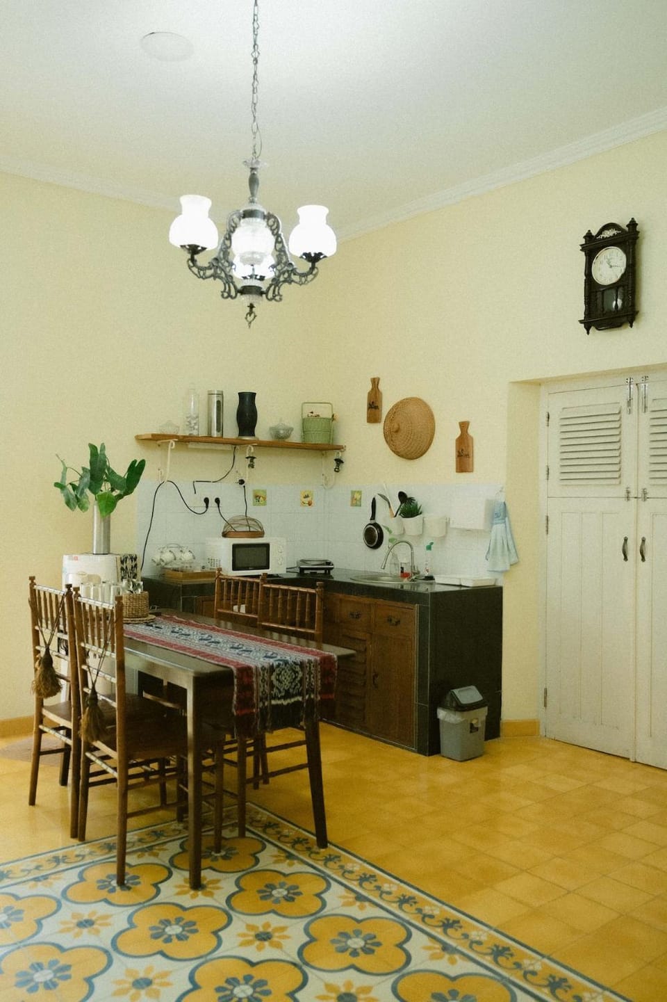 Kitchen or kitchenette, Dining area, stove