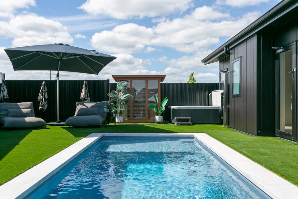 Hot Tub, Hot Tub, Sauna, Sauna, Swimming pool, Swimming pool, sunbed