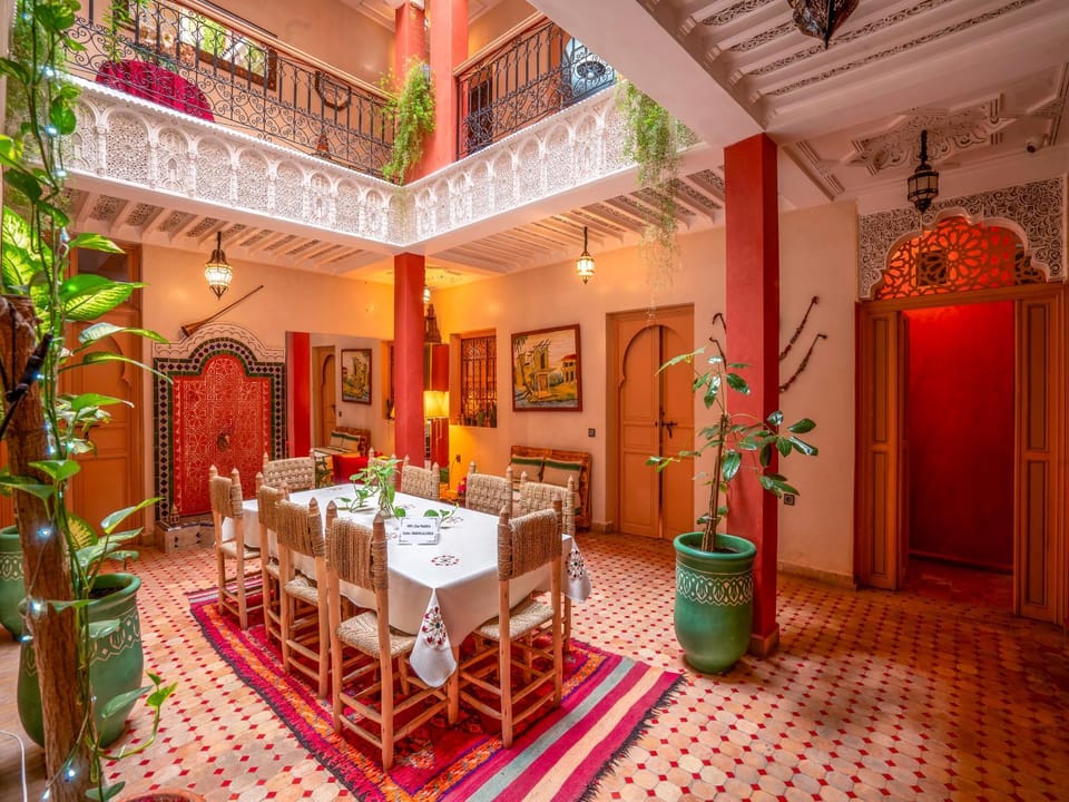 Restaurant/places to eat, Living room, Seating area, Dining area, Breakfast, acessibility