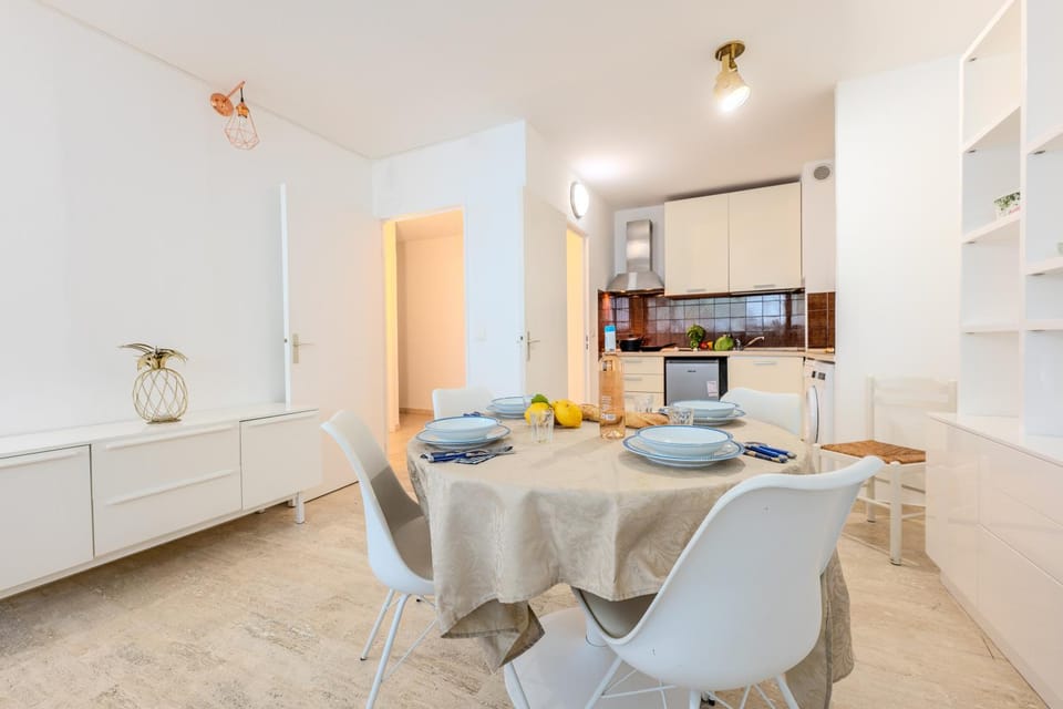 Dining area, kitchen