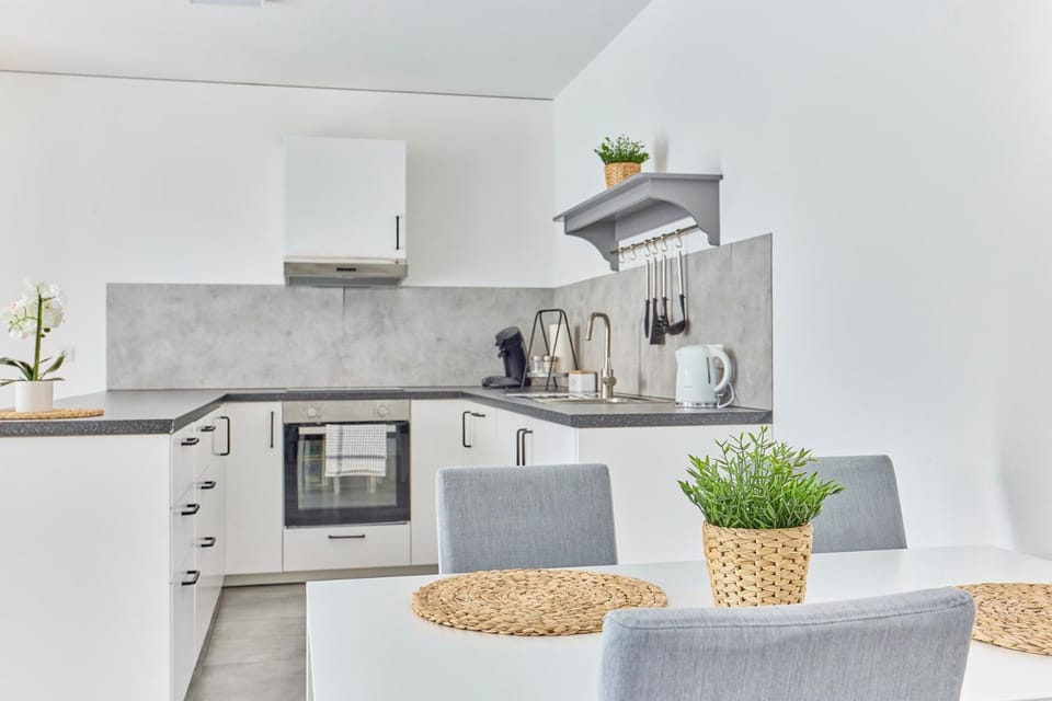Coffee/tea facilities, Kitchen or kitchenette, Dining area, oven, stove